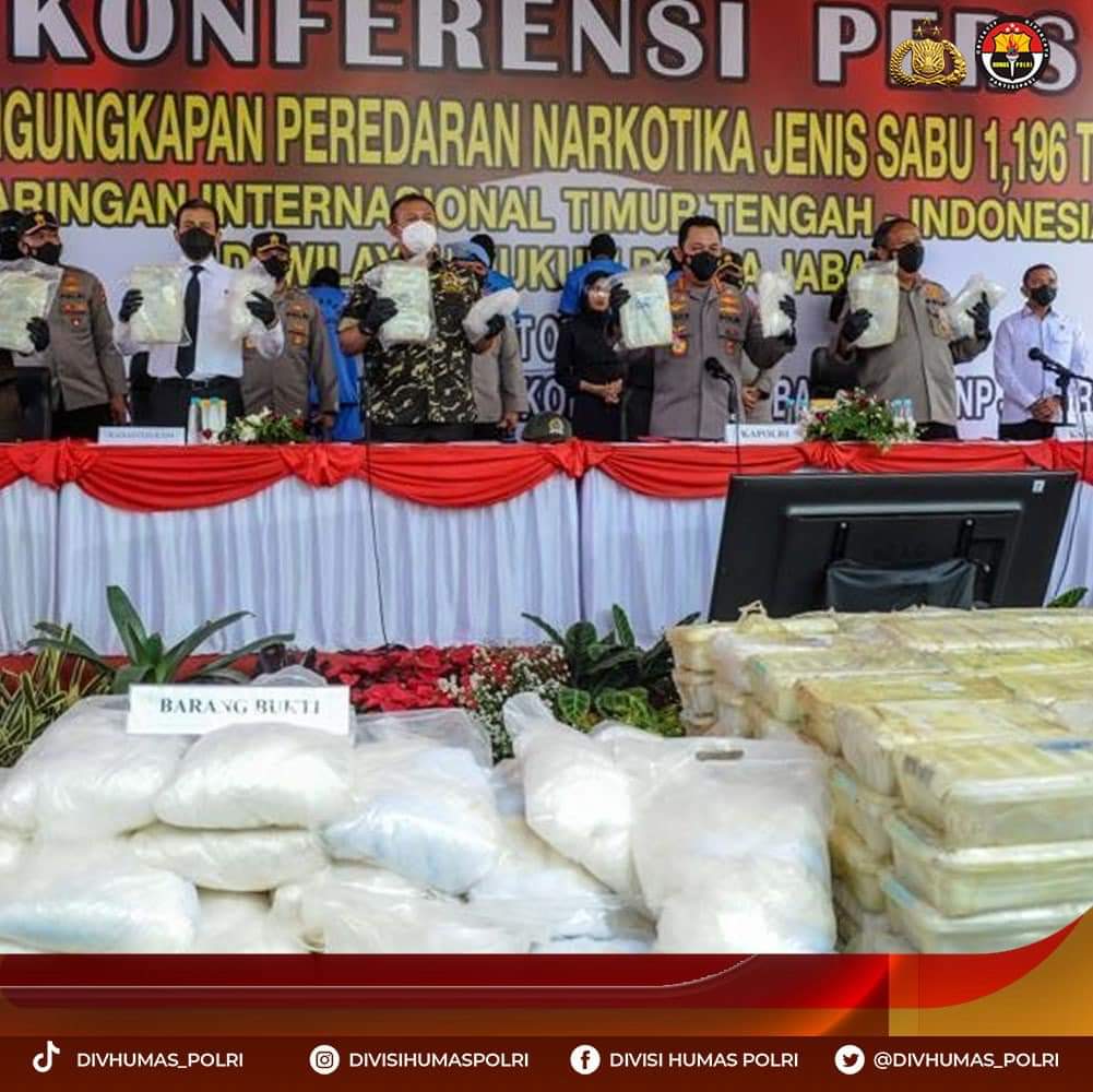 Kepala Kepolisian Republik Indonesia (Kapolri) Jenderal Polisi Listyo Sigit Prabowo menyebutkan lima tersangka peredaran sabu-sabu seberat 1,196 ton yang ditangkap di Pangandaran, Jawa Barat memiliki peran berbeda-beda.