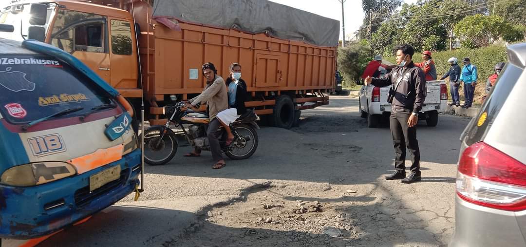 Jalan Rusak Parah, Truk Fuso Patah Baut Roda Persis di Tengah Jalan di Kota Kabanjahe 