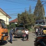 Jalan Rusak Parah, Truk Fuso Patah Baut Roda Persis di Tengah Jalan di Kota Kabanjahe