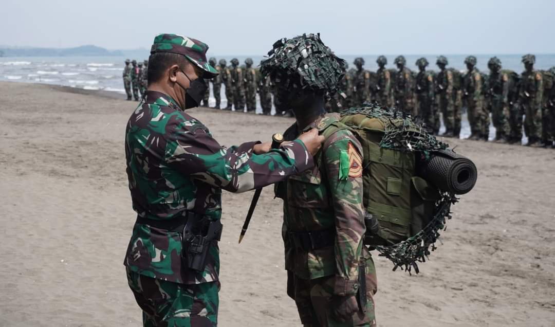 Gubernur Akmil Menyematkan Brevet Pramuka Yudha kepada 424 Taruna Akademi Militer