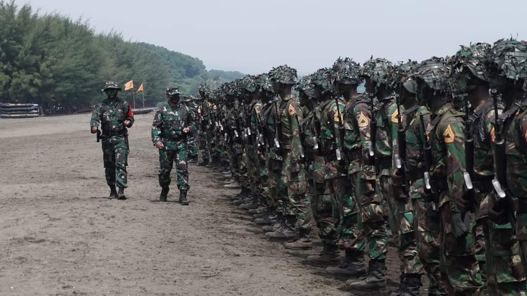 Gubernur Akmil Menyematkan Brevet Pramuka Yudha kepada 424 Taruna Akademi Militer