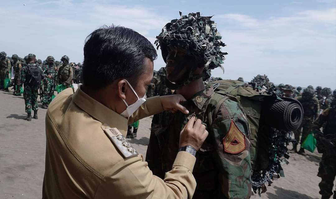 Gubernur Akmil Menyematkan Brevet Pramuka Yudha kepada 424 Taruna Akademi Militer
