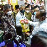 Gubernur Sumatera Utara (Sumut) Edy Rahmayadi melakukan inspeksi mendadak (Sidak) ke sejumlah kios pedagang bahan pokok di Pusat Pasar Kota Medan, Selasa (29/3/2022).