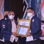 Bupati Dairi Dr Eddy Keleng Ate Berutu mendapat piagam penghargaan dari Gubernur Sumut Edy Rahmayadi pada acara Musyarawah Perencanaan Pembangunan (Musrembang) Pemerintah Provinsi Sumatera Utara di Hotel Santika, Medan, Rabu (30/3/2022).