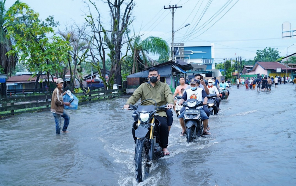 Arahan yang disampaikan Wali Kota Medan Bobby Nasution untuk mengutamakan keselamatan warga saat memimpin rapat di Balai Kota Medan, Senin (28/2/2022), menyikapi banjir yang menerpa sejumlah wilayah di Kota Medan langsung ditindaklanjuti Badan Penanggulangan Bencana Daerah (BPBD) Kota Medan.