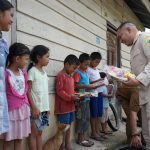 Silaturahmi Dengan Warga Desa, Bupati Pakpak Bharat Bagikan Minyak Goreng Secara Gratis