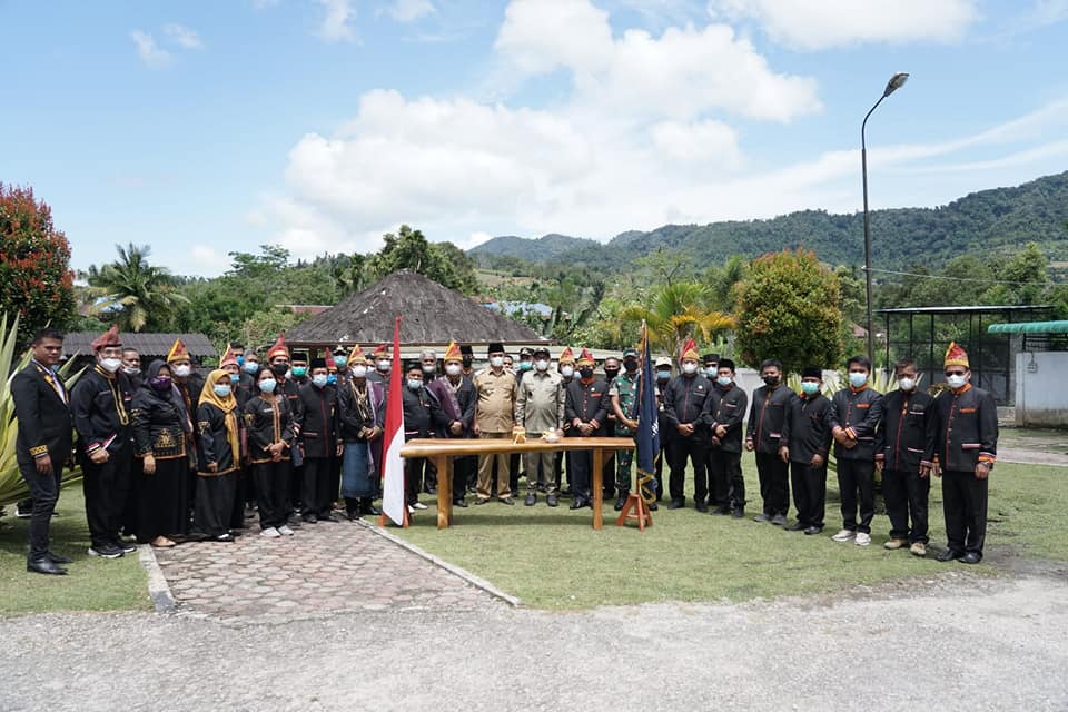 Sejumlah tokoh masyarakat Pakpak mendatangi Rumah Dinas Bupati Pakpak Bharat di Salak untuk menyatakan dukungan terhadap upaya Pemerintah Pusat membangun Ibukota Negara Baru, Nusantara, Kalimantan Timur.