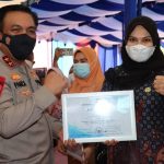 Kapolda Sumut Irjen Pol Drs RZ Panca Putra Simanjuntak MSi memberikan penghargaan kepada Puskesmas yang mencapai target vaksinasi tertinggi.