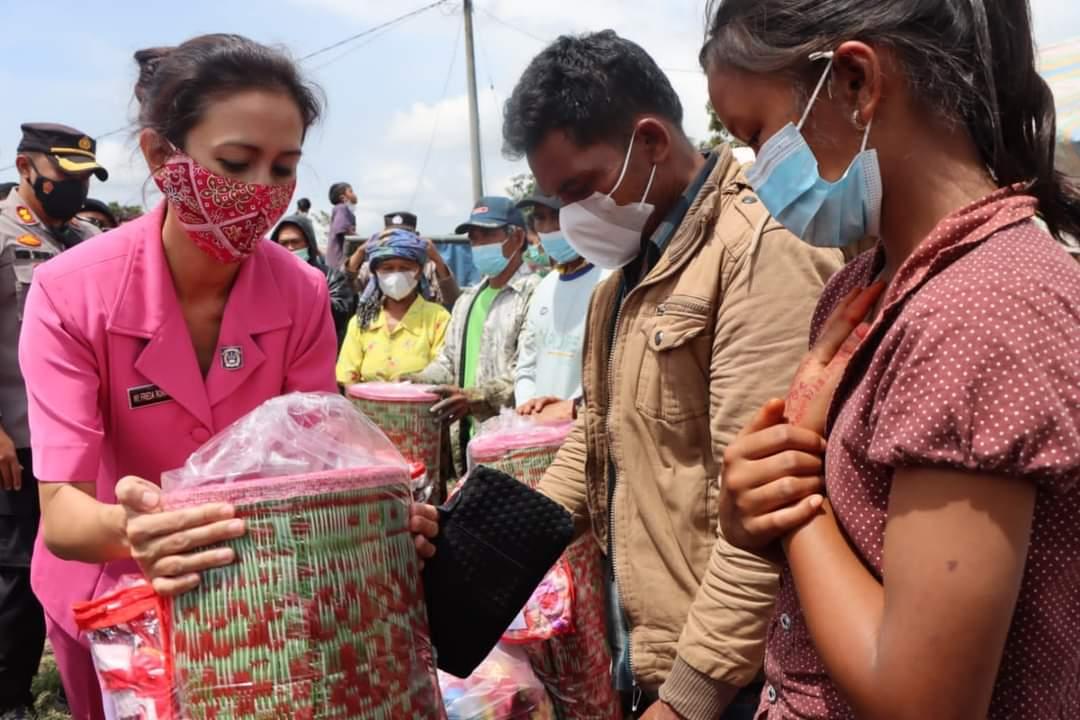 Kapolres Tanah Karo dan Ketua Bhayangkari Berikan Bantuan Bencana Angin Puting Beliung dan Mesjid yang Ditimpa Kebakaran