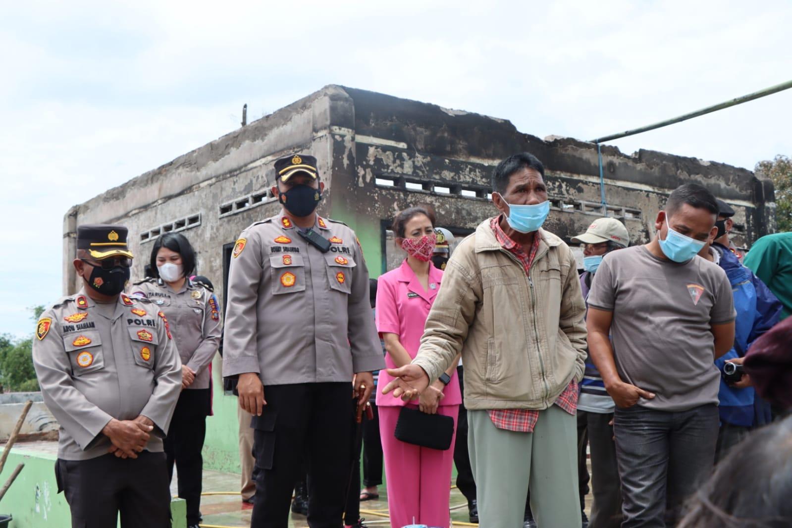 Kapolres Tanah Karo dan Ketua Bhayangkari Berikan Bantuan Bencana Angin Puting Beliung dan Mesjid yang Ditimpa Kebakaran