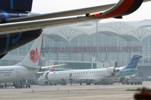 Aktivitas angkutan kargo di Bandara Internasional Kualanamu Deli Serdang, Sumatera Utara, mengalami kenaikan sekitar dua persen menjelang bulan puasa Ramadan tahun ini.