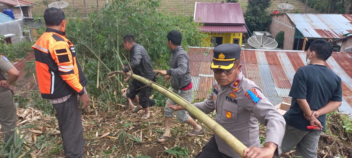 Peristiwa bencana alam kembali terjadi, kali ini material longsor menimpa empat unit rumah warga di Katepul Gang Jambu Kelurahan Gung Negeri Kecamatan Kabanjahe Kabupaten Karo, Senin (7/3/2022).