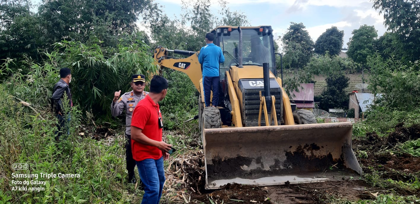 Peristiwa bencana alam kembali terjadi, kali ini material longsor menimpa empat unit rumah warga di Katepul Gang Jambu Kelurahan Gung Negeri Kecamatan Kabanjahe Kabupaten Karo, Senin (7/3/2022).