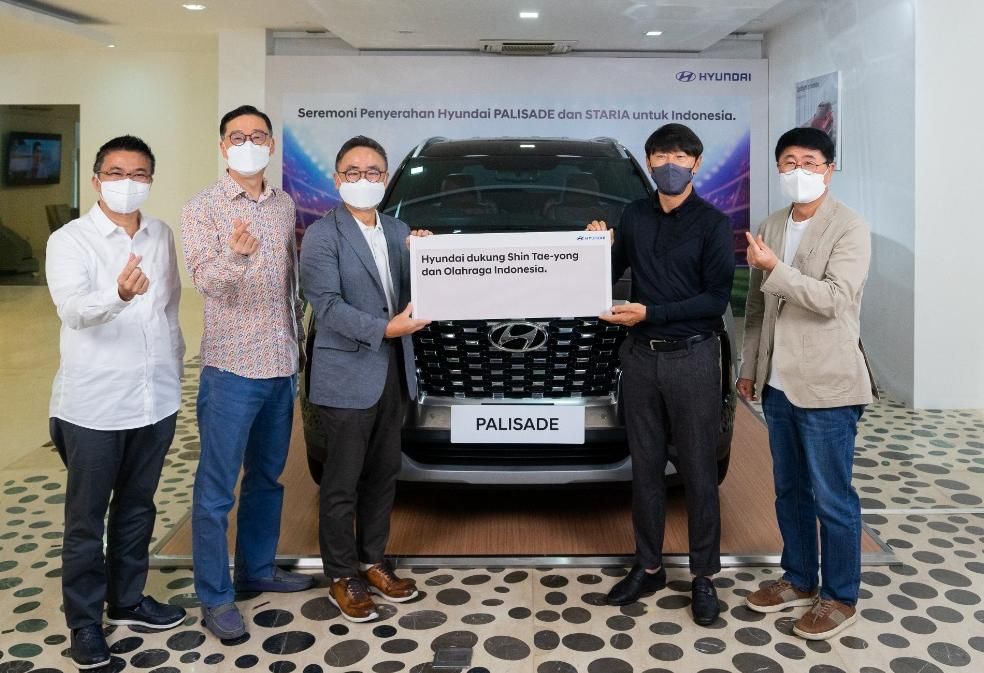 PT Hyundai Motors Indonesia (HMID) menyerahkan dua lini produk andalannya, all new Palisade dan Staria untuk Shin Tae-Yong, pelatih tim nasional sepakbola Indonesia. Inisiatif ini, merupakan bentuk apresiasi jenama asal Korea Selatan tersebut untuk pria yang mampu membawa tim garuda meraih runner-up di piala AFF 2020.