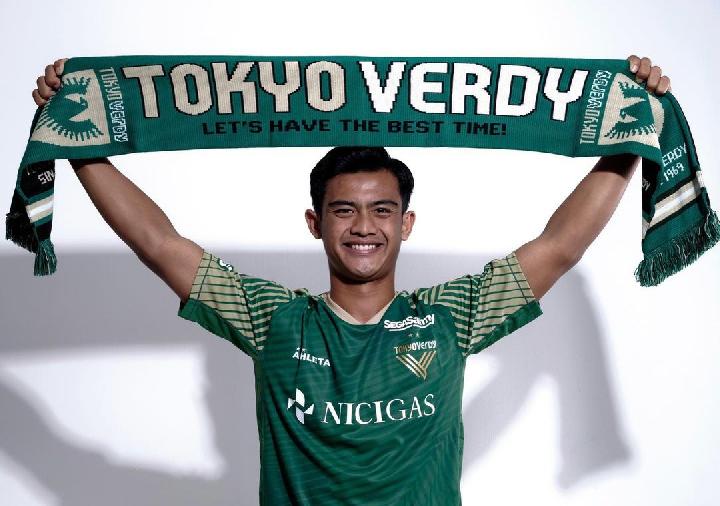 Pemain Tokyo Verdy, Pratama Arhan, datang ke Stadion Ajinomoto untuk menyambut para fans yang datang di laga lawan Oita Trinita, Minggu sore (3/4/2022). Datangnya Arhan mendapatkan sambutan meriah dari para fans Verdy.