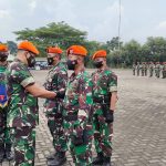 Komandan Satuan Bravo 90 Kopasgat, Kolonel Pas Dedy Agung S. S,E., M. Si.(Han), CHRMP yang bertindak sebagai Inspektur Upacara memimpin jalannya upacara kenaikan pangkat periode 1 April 2022, di Lapangan Hitam Satuan Bravo 90 Kopasgat, Bogor.