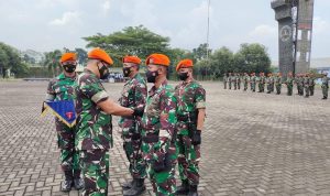 Komandan Satuan Bravo 90 Kopasgat, Kolonel Pas Dedy Agung S. S,E., M. Si.(Han), CHRMP yang bertindak sebagai Inspektur Upacara memimpin jalannya upacara kenaikan pangkat periode 1 April 2022, di Lapangan Hitam Satuan Bravo 90 Kopasgat, Bogor.