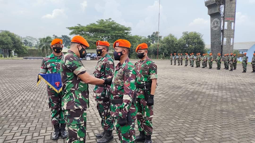 Komandan Satuan Bravo 90 Kopasgat, Kolonel Pas Dedy Agung S. S,E., M. Si.(Han), CHRMP yang bertindak sebagai Inspektur Upacara memimpin jalannya upacara kenaikan pangkat periode 1 April 2022, di Lapangan Hitam Satuan Bravo 90 Kopasgat, Bogor.