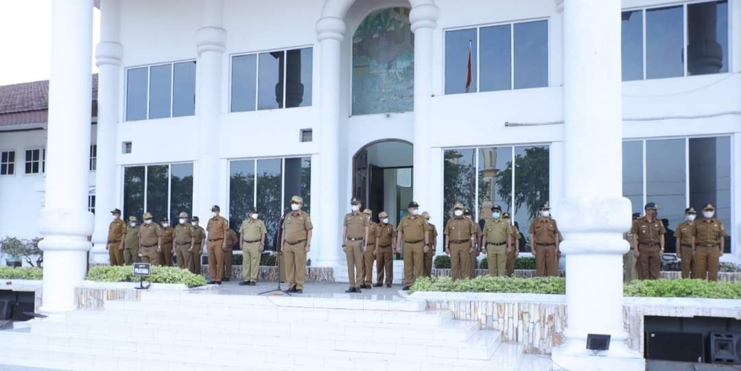 Sekretaris Daerah (Sekda) Kabupaten Asahan Drs. John Hardi Nasution, M.Si memimpin upacara apel gabungan PNS di lingkungan Pemerintah Kabupaten Asahan, Senin (04/04/2022).
