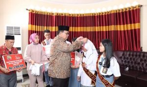 Ketua DPRD Provinsi Sumatera Utara, Drs Baskami Ginting menyambut lima pemenang terbaik "Jika Aku Menjadi Ketua DPRD" di Rumah Dinas Ketua DPRD Sumut, setelah sebelumnya ke lima pemenang dijemput langsung kerumah masing-masing, Jumat (1/4/2022).