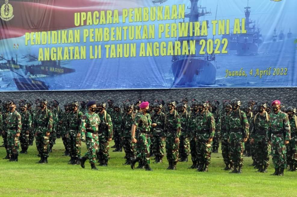 Komandan Pasmar 2 Brigjen TNI (Mar) Suherlan menghadiri upacara pembukaan Pendidikan Pembentukan Perwira (Diktukpa) TNI AL Angkatan LII TA. 2022, di lapangan Samudera Puslatdiksarmil Kodiklatal, Juanda Sidoarjo, Senin (04/04/2022).