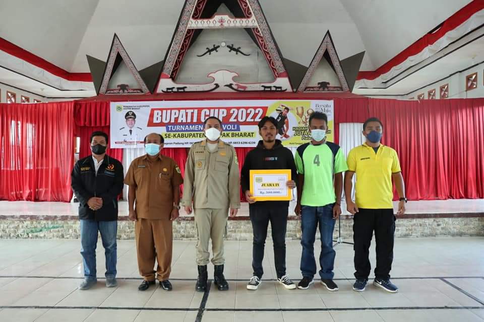 Franc Bernhard Tumanggor Resmi Tutup Turnamen Voli Bupati Cup, Tanjung Meriah Juara Satu