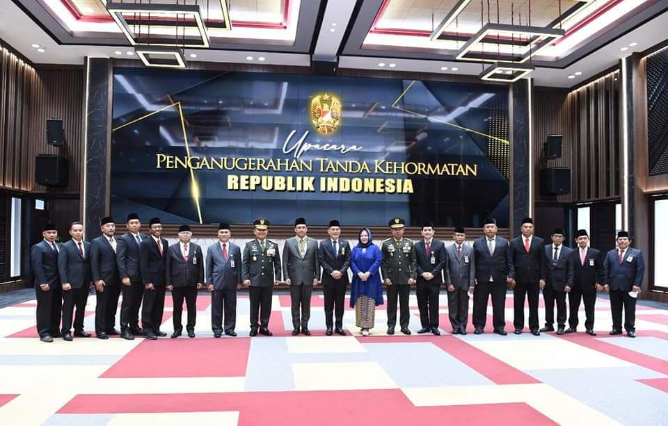 Kasad Anugerahkan Bintang KEP Utama Kepada Pimpinan BPK RI