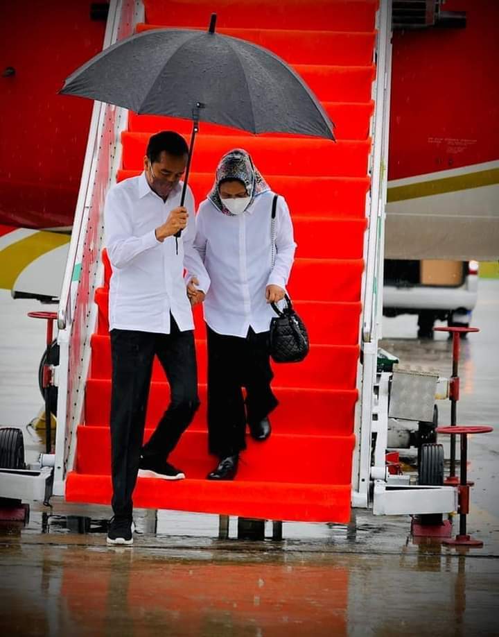 Presiden RI Joko Widodo (Jokowi0 didampingi Ibu Iriana Joko Widodo, Kamis (07/04/2022) pagi, bertolak menuju Provinsi Jambi dalam rangka kunjungan kerja.