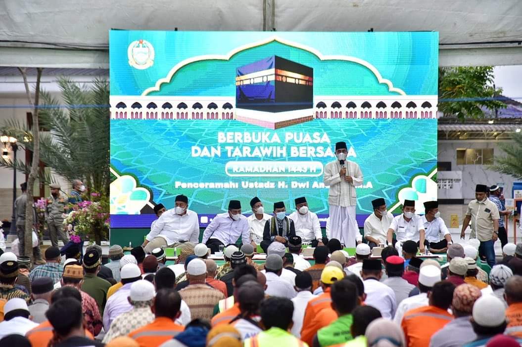 Hari ke-4 puasa Ramadan 1443 H, giliran para nelayan dan petugas kebersihan mengikuti buka puasa bersama Gubernur Sumatera Utara (Sumut) Edy Rahmayadi, di Halaman Masjid, Rumah Gubernur, Jalan Jenderal Sudirman Nomor 41 Medan, Rabu (6/4/2022).