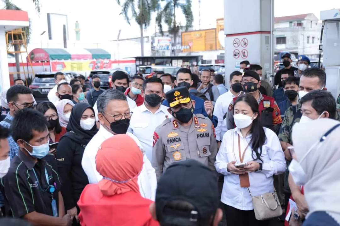 Kapolda Sumatera Utara, Irjen Pol. Drs. R. Z. Panca Putra S, M.Si dampingi Menteri ESDM RI Arifin Tasrif mengecek ketersediaan BBM di sejumlah SPBU yang berada di Kota Medan, Sabtu (9/4/2022).