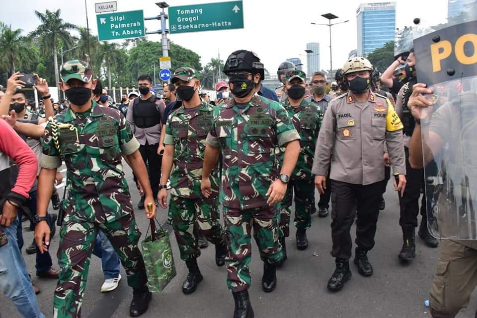 Pangdam Jaya dan Kapolda Jaya Metro Turun ke Lapangan Pantau Situasi Unjuk Rasa di Depan Gedung DPR RI