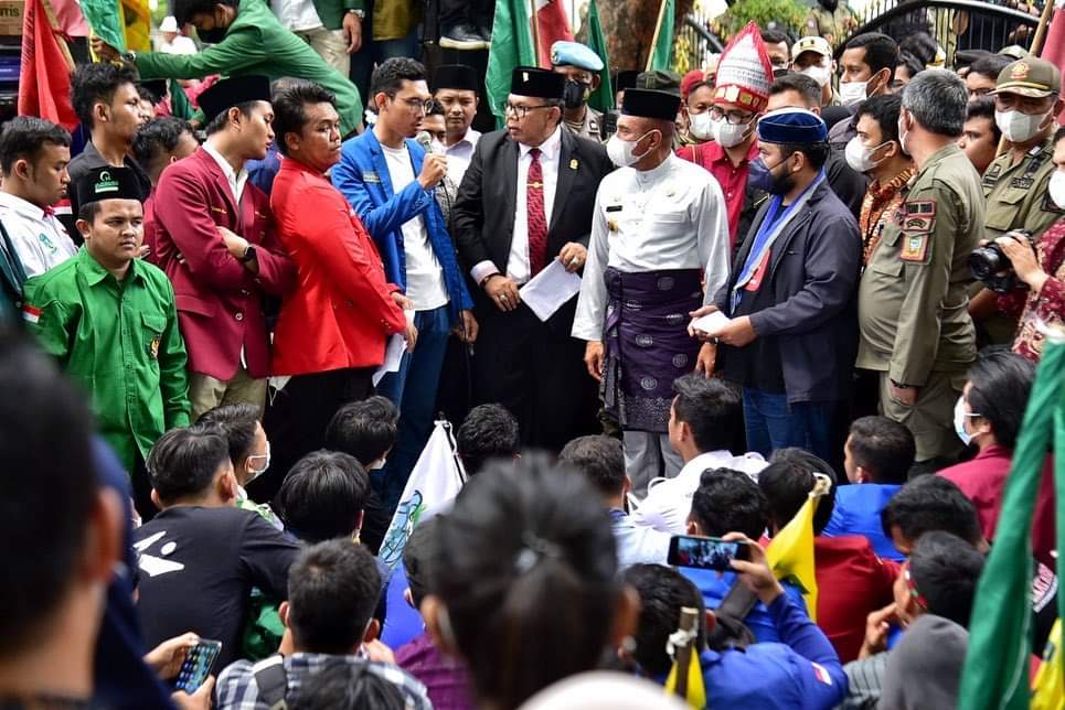Usai mengikuti Rapat Paripurna Istimewa Hari Ulang Tahun (HUT) ke-74 Provinsi Sumatera Utara (Sumut), Gubernur Sumut Edy Rahmayadi menemui ratusan mahasiswa yang berunjuk rasa di depan Gedung DPRD Sumut Jalan Imam Bonjol Medan, Kamis (14/4/2022).
