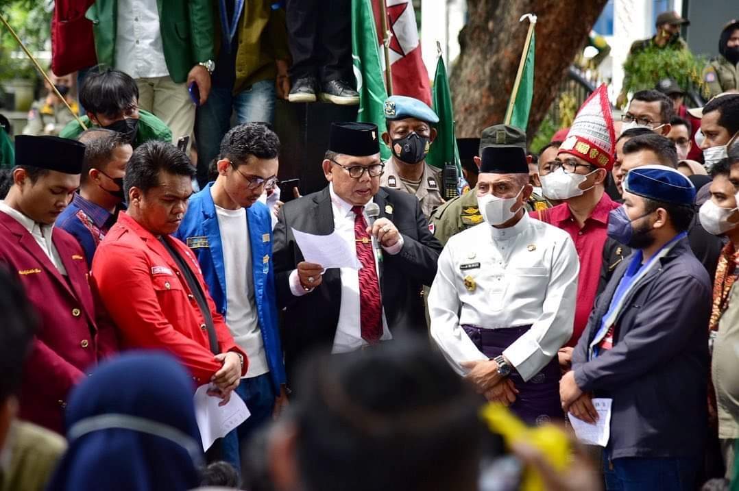 Usai mengikuti Rapat Paripurna Istimewa Hari Ulang Tahun (HUT) ke-74 Provinsi Sumatera Utara (Sumut), Gubernur Sumut Edy Rahmayadi menemui ratusan mahasiswa yang berunjuk rasa di depan Gedung DPRD Sumut Jalan Imam Bonjol Medan, Kamis (14/4/2022).