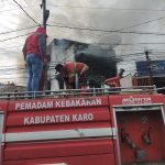 Kebakaran Hebat Kembali Terjadi di Kabanjahe, 10 Damkar Dikerahkan Padamkan Api yang Melalap Panglong Prima Jaya