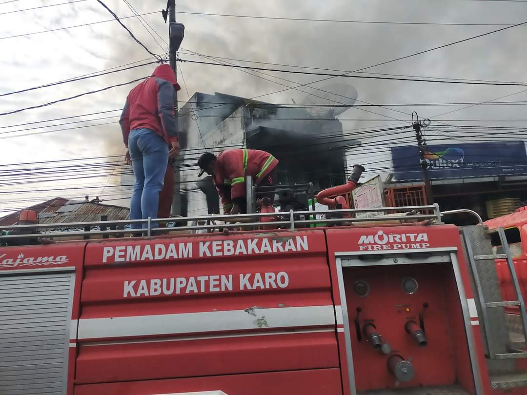 Kebakaran Hebat Kembali Terjadi di Kabanjahe, 10 Damkar Dikerahkan Padamkan Api yang Melalap Panglong Prima Jaya