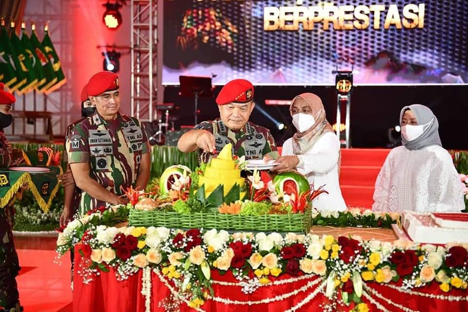 Kepala Staf Angkatan Darat (Kasad) Jenderal TNI Dudung Abdurachman, S.E., M.M., memimpin acara syukuran memperingati Hari Ulang Tahun (HUT) ke-70 Komando Pasukan Khusus di Gedung Balai Komando Makopassus Cijantung, Jakarta Timur, Sabtu (16/4/2022).