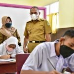 Gubernur Sumatera Utara (Sumut) Edy Rahmayadi meninjau pelaksanaan ujian akhir dengan sistem USBK (Ujian Sekolah Berbasis Komputer) untuk tingkat Sekolah Akhir di empat sekolah di Kota Medan, Senin (18/4/2022).