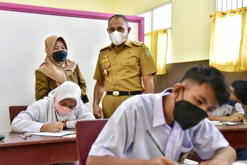 Gubernur Sumatera Utara (Sumut) Edy Rahmayadi meninjau pelaksanaan ujian akhir dengan sistem USBK (Ujian Sekolah Berbasis Komputer) untuk tingkat Sekolah Akhir di empat sekolah di Kota Medan, Senin (18/4/2022).