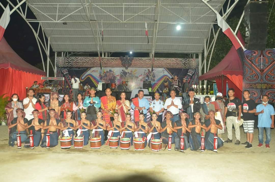 Sanggar Seni ‘Tonggi’ yang berasal dari Kabupaten Humbang Hasundutan meraih kategori terbaik dalam kategori Tortor Kreasi dalam Festival Gondang Naposo di Samosir, Minggu (17/4/2022).