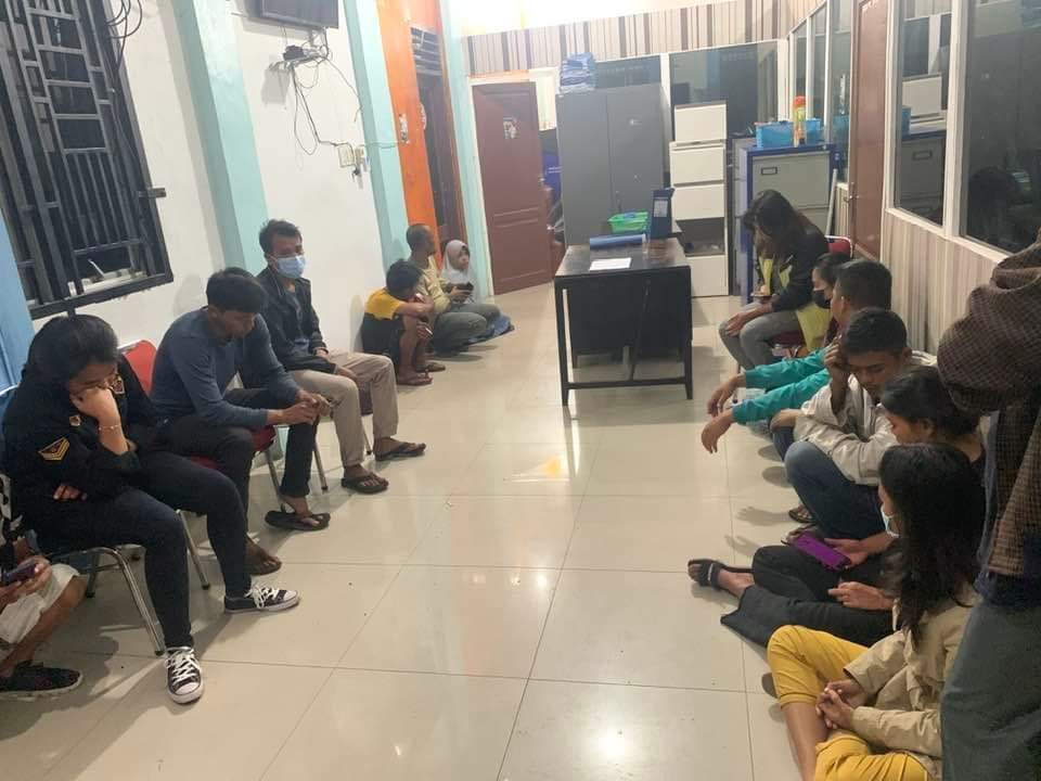 Untuk memberantas penyakit masyarakat di bulan suci Ramadhan, tim gabungan kembali lakukan razia di sejumlah tempat hiburan dan hotel kelas melati di sejumlah kawasan Kabupaten Karo pada Kamis (21/4/2022) malam.