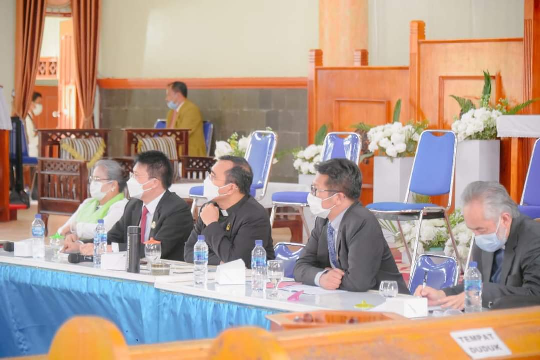 Wakil Bupati Humbahas Oloan Paniaran Nababan hadiri acara diskusi dan sosialisasi Sentralisasi Keuangan HKBP yang dilaksanakan di Gereja HKBP Pargodungan Doloksanggul, Kamis (21/4/2022).