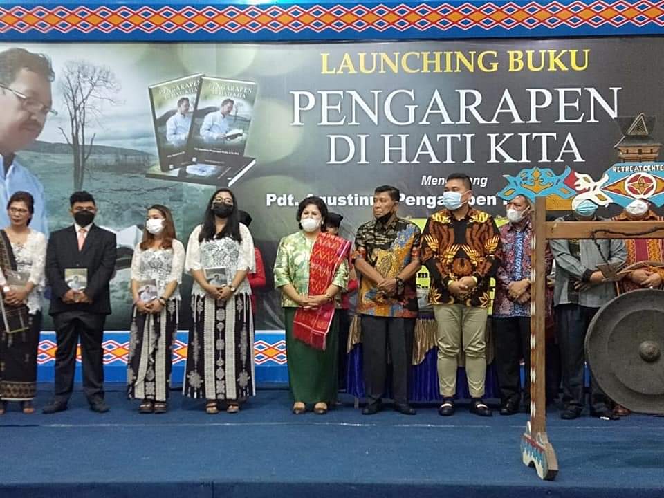 Bupati Karo Cory S Sebayang menghadiri launching buku "Pengharapan di Hati Kita". Acara tersebut dilaksanakan di Jambur Retreat Center Taman Jubileum GBKP Suka Makmur, Sibolangit, Deli Serdang, Sabtu (23/4/2022)
