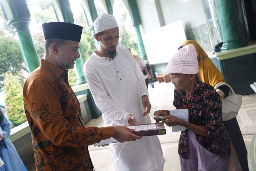 Mengambil momen Bulan Ramadan, Wakil Gubernur (Wagub) Sumatera Utara (Sumut) Musa Rajekshah menyalurkan zakat mal (harta) melalui Baitul Maal Al Fatih United.