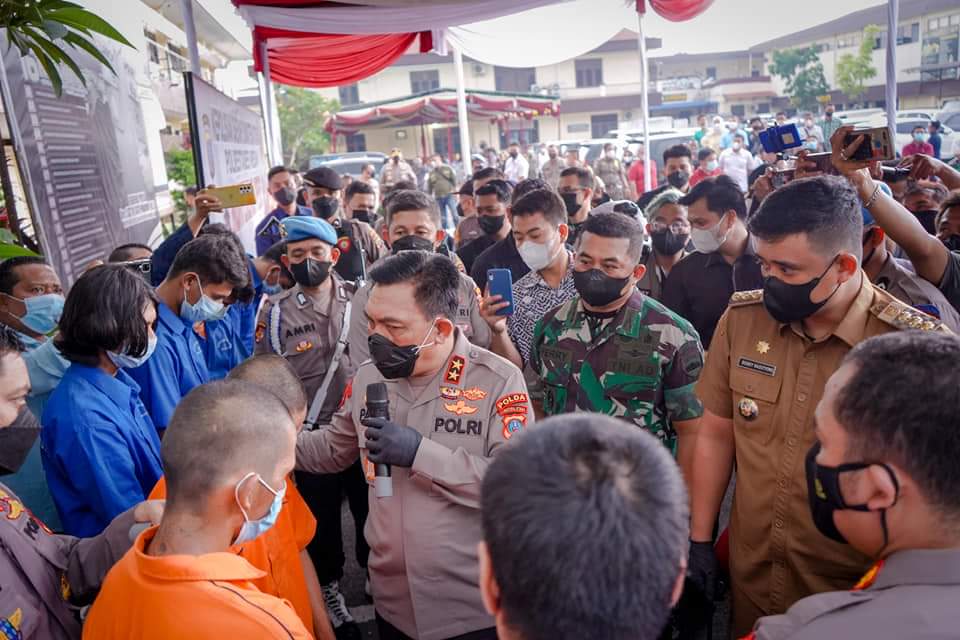 Pengendara mobil yang tidak mau membayar parkir menggunakan sistem E-Parking kemudian marah-marah kepada Juru Parkir akhirnya ditangkap polisi.