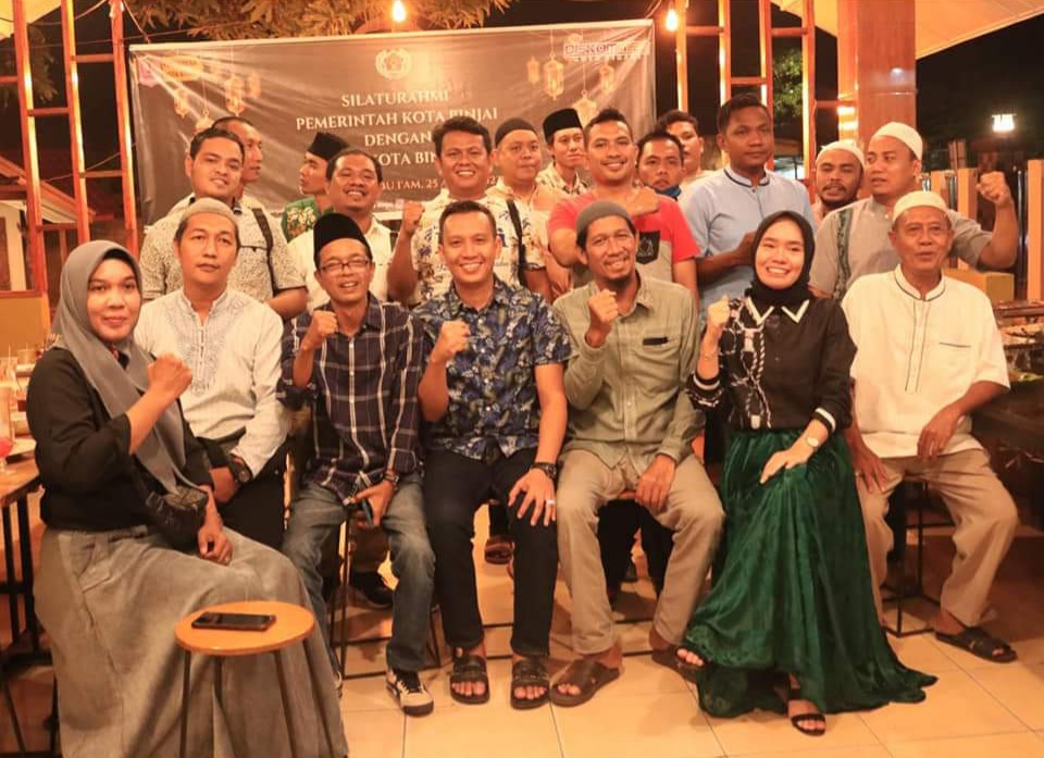 Mewakili Wali Kota Binjai, Amir Hamzah, Kepala Dinas Kominfo Binjai Sofyan Syahputra Siregar S.STP., M.AP, menggelar buka puasa bersama dengan Wartawan yang tergabung dalam Organisasi Persatuan Wartawan Indonesia (PWI) Kota Binjai, Senin (25/4/2022).