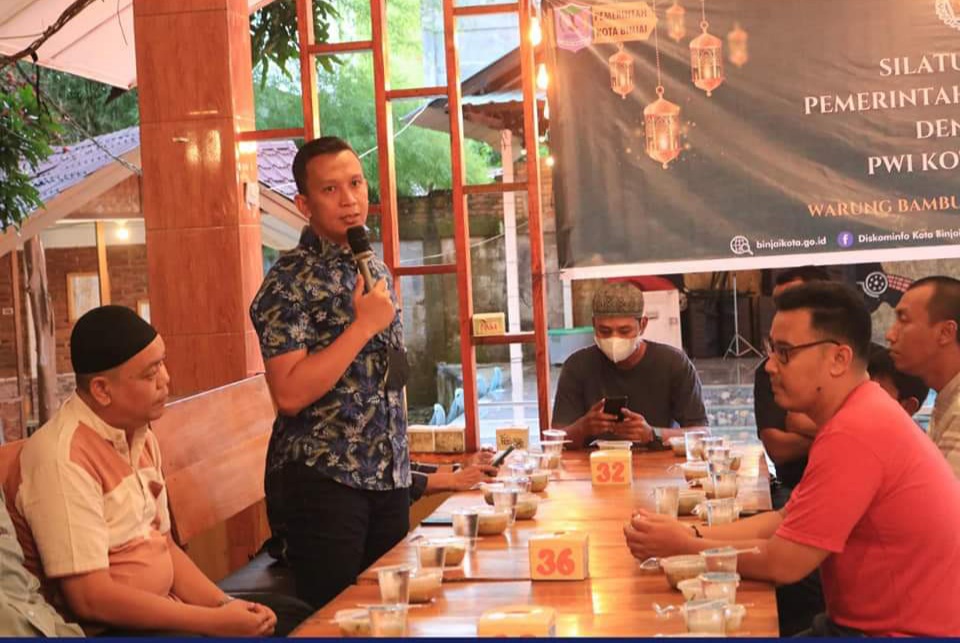 Mewakili Wali Kota Binjai, Amir Hamzah, Kepala Dinas Kominfo Binjai Sofyan Syahputra Siregar S.STP., M.AP, menggelar buka puasa bersama dengan Wartawan yang tergabung dalam Organisasi Persatuan Wartawan Indonesia (PWI) Kota Binjai, Senin (25/4/2022).