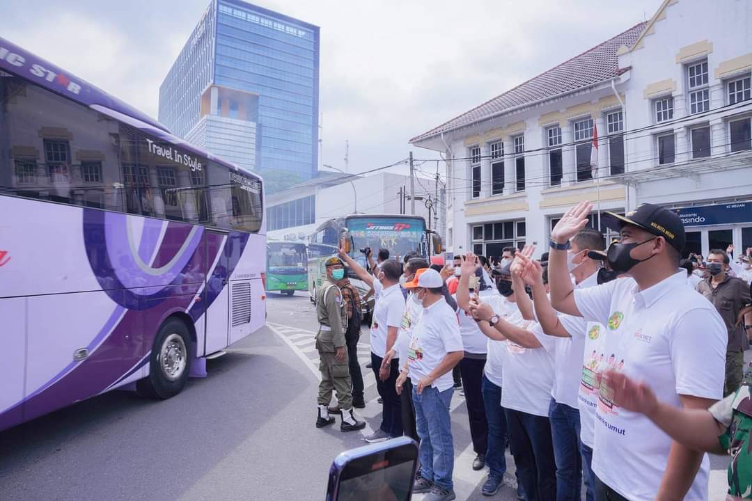 Wali Kota Medan, Bobby Nasution melepas warga ikut mudik gratis di Kota Medan. Pelepasan keberangkatan mudik gratis itu dilakukan di Lapangan Merdeka, Medan, Jumat (29/4/2022).