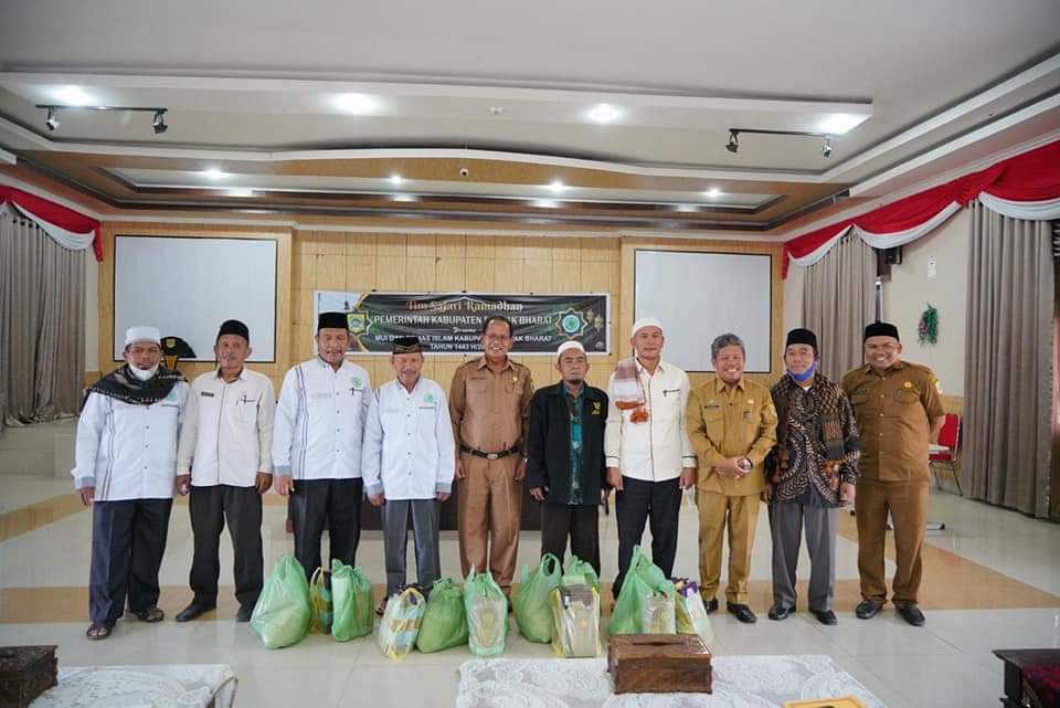 Dalam rangka menyemarakkan bulan suci ramadhan, Pemerintah Pakpak Bharat melaksanakan Safari Ramadhan dengan mengunjungi puluhan masjid yang tersebar diseluruh wilayah Pakpak Bharat.