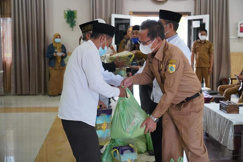 Dalam rangka menyemarakkan bulan suci ramadhan, Pemerintah Pakpak Bharat melaksanakan Safari Ramadhan dengan mengunjungi puluhan masjid yang tersebar diseluruh wilayah Pakpak Bharat.