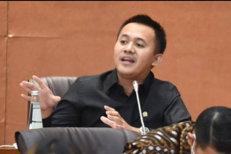 Anggota Komisi VI DPR RI Mufti Anam mengapresiasi keputusan Presiden Joko Widodo yang melarang ekspor bahan baku minyak goreng dan minyak goreng sehingga hal itu membuktikan negara hadir menjaga kebutuhan rakyat.